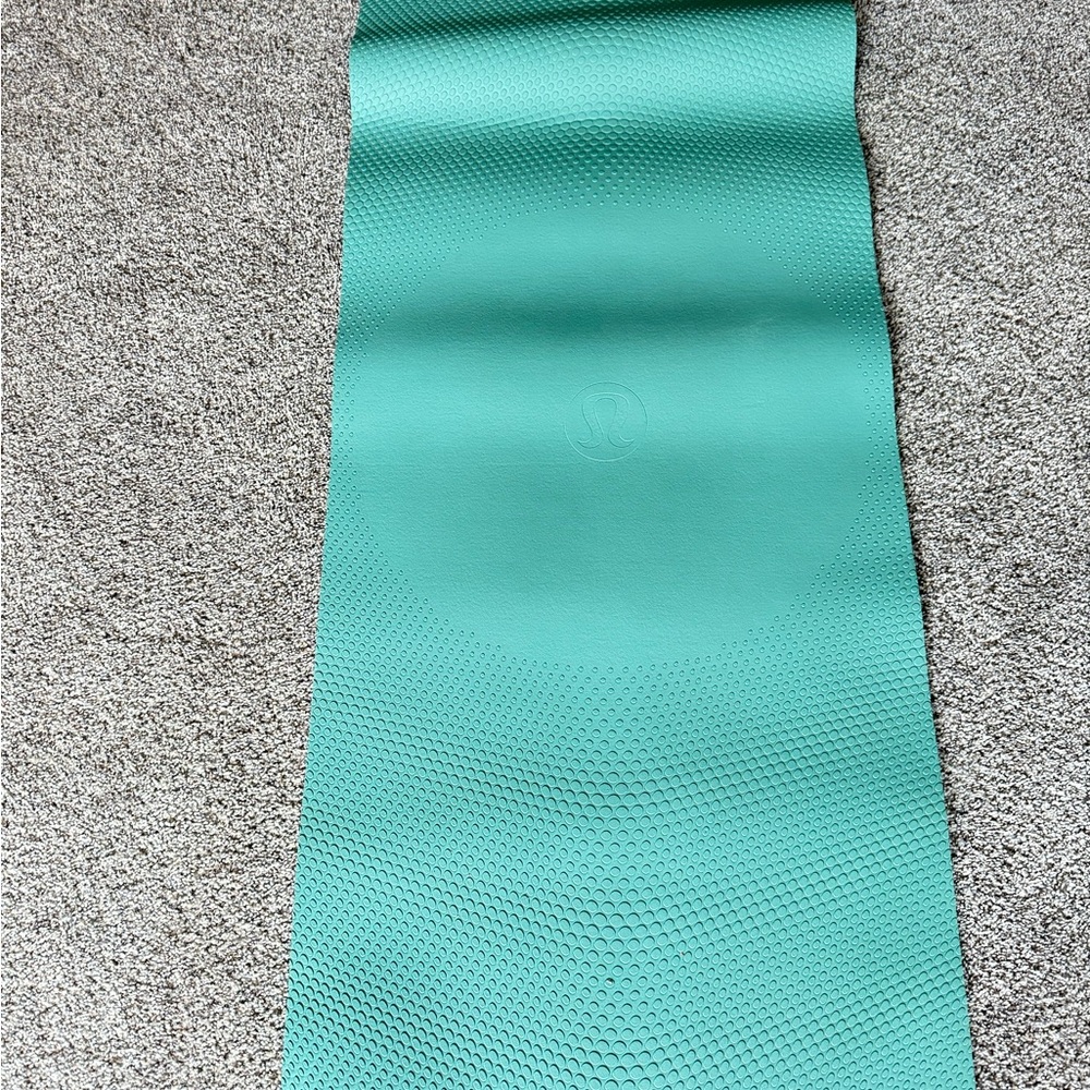 Lululemonn yoga mat